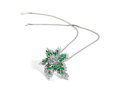 Smaragd-Diamant-Broschanhänger mit Kette